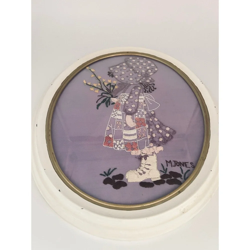 Vintage 1975 Holly Hobbie‎ Folk Art Embroidery Oval Frame Signed Handmade Purple - Picture 5 of 9